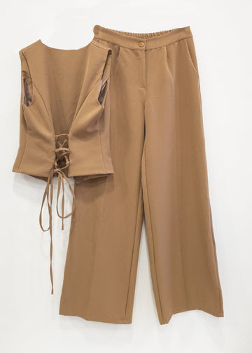 Conjunto chaleco y pantalón camel Yale