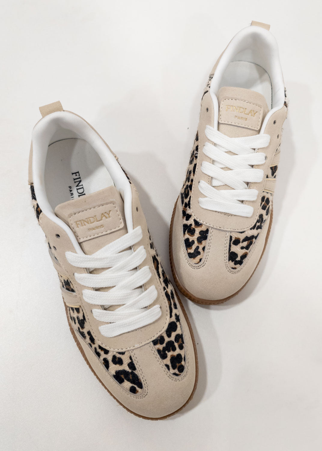 Sports shoes with lynx print