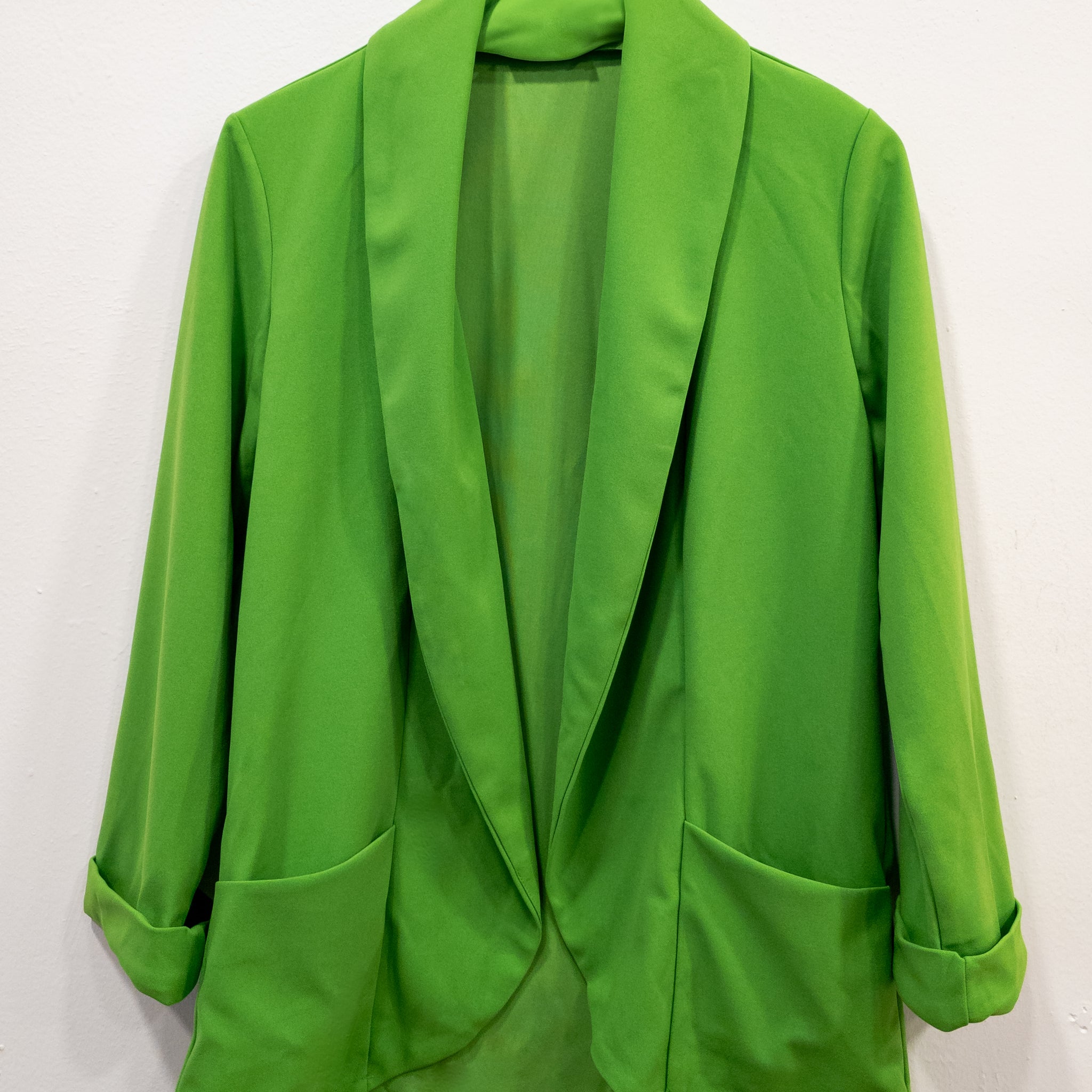 Blazer fluida verde Césped