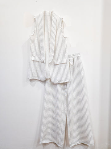 Conjunto blanco chaleco y pantalón rayas Aníbal