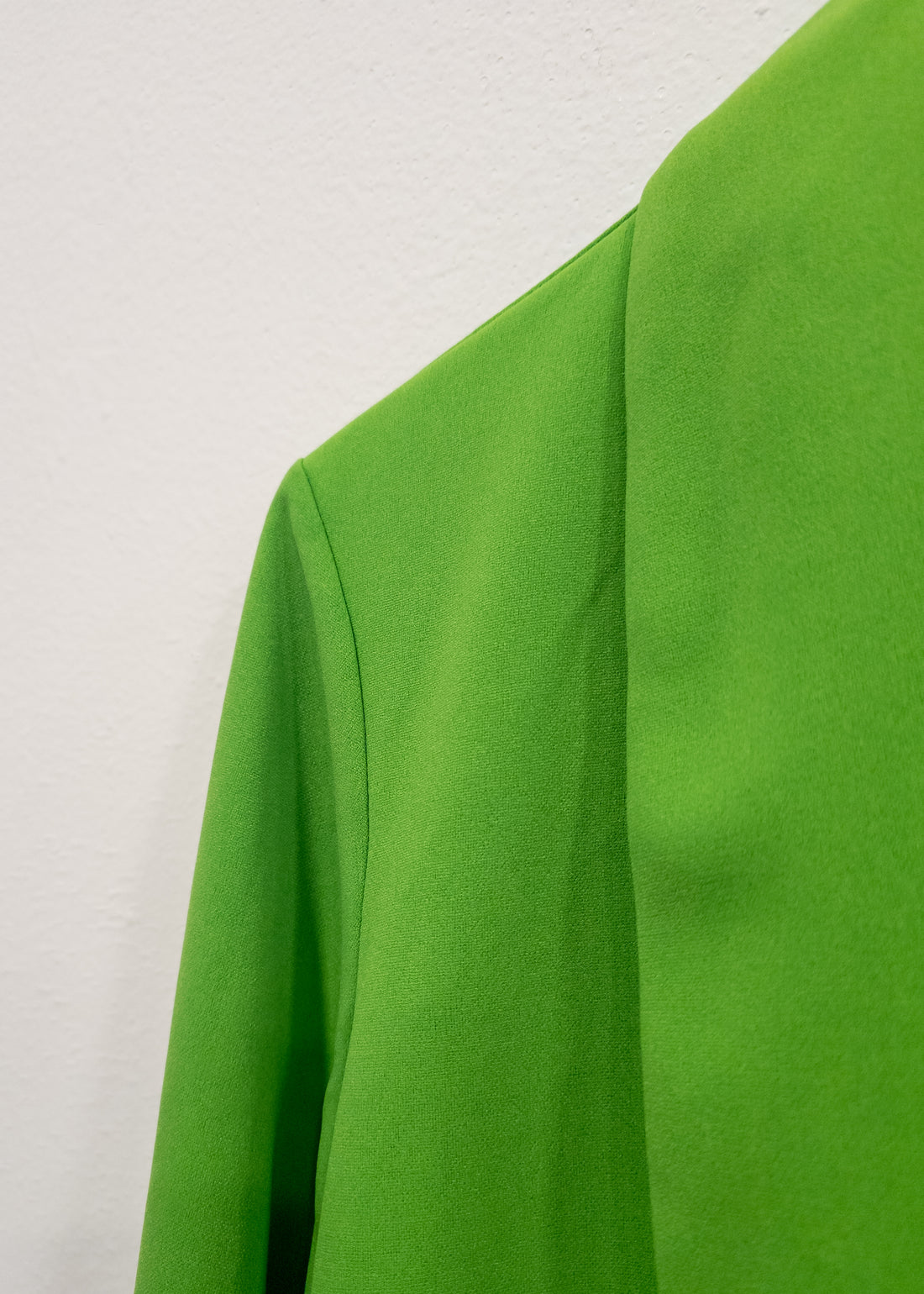 Blazer fluida verde Césped