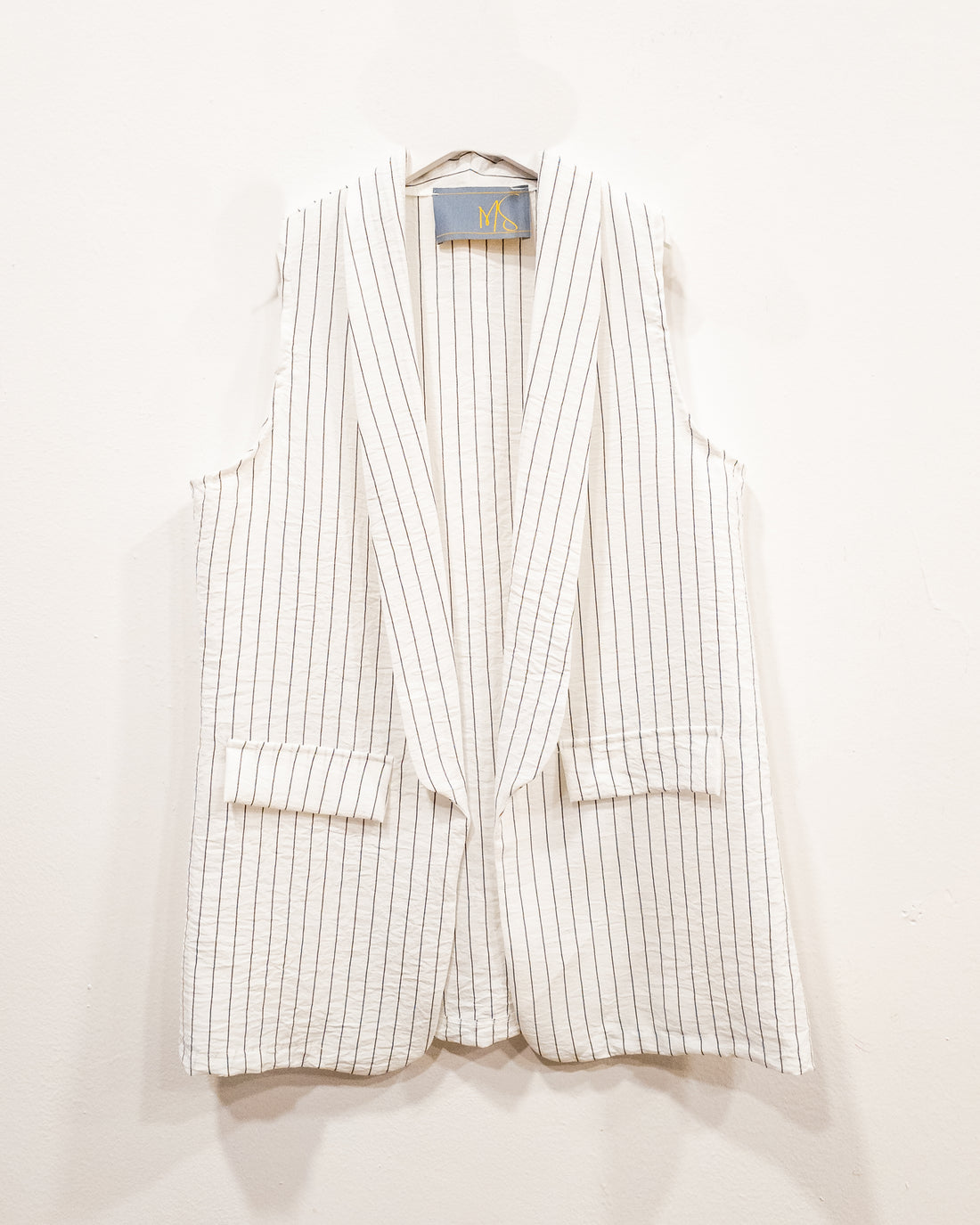 Conjunto blanco chaleco y pantalón rayas Aníbal